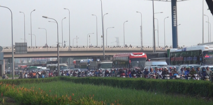 Thời gian đỉnh triều l&ecirc;n sẽ xuất hiện v&agrave;o c&aacute;c buổi chiều tối v&agrave; s&aacute;ng sớm n&ecirc;n người tham gia giao th&ocirc;ng tr&ecirc;n đường cần ch&uacute; &yacute;.