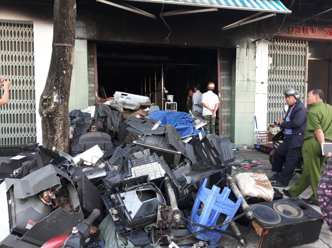 Lực lượng chức năng th&agrave;nh phố Tuy H&ograve;a đang c&oacute; mặt tại hiện trường để điều tra nguy&ecirc;n nh&acirc;n vụ ch&aacute;y