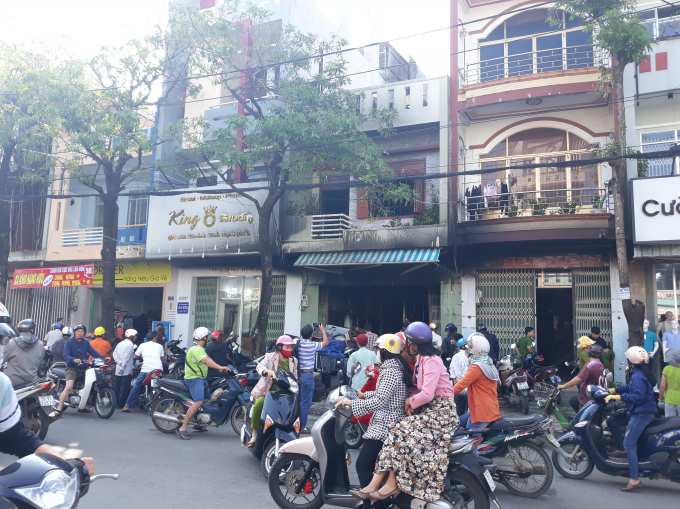 Rất đ&ocirc;ng người d&acirc;n c&oacute; mặt tại hiện trường theo d&otilde;i vụ việc.