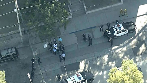 Cảnh s&aacute;t ngay lập tức c&oacute; mặt&nbsp; ở trường Salvador Castro. (Ảnh: KTLA)