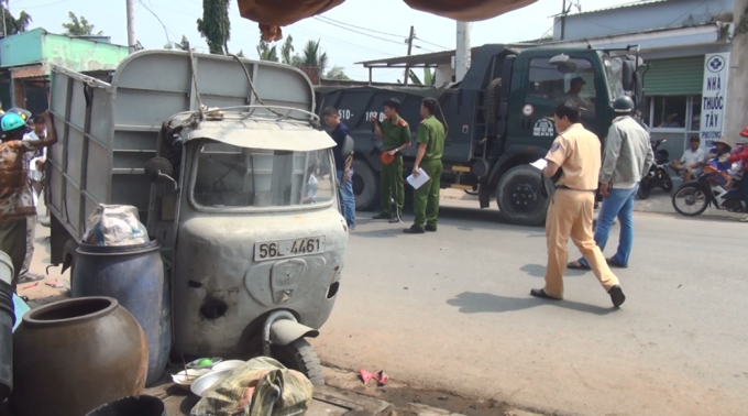 Lực lượng chức năng kh&aacute;m nghiệm hiện trường.