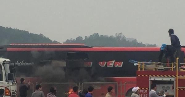 Thanh Hóa: Cháy xe khách, quốc lộ 1A tắc nghẽn hàng km