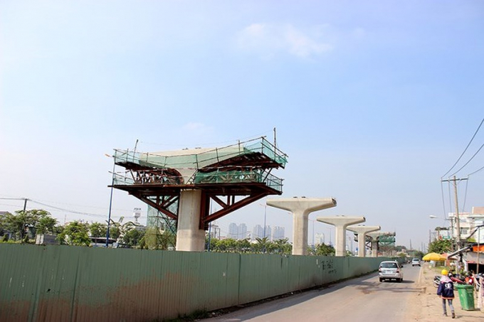 Tuyến metro số 1 nằm chờ v&igrave; chậm vốn. Ảnh: HO&Agrave;NG GIANG