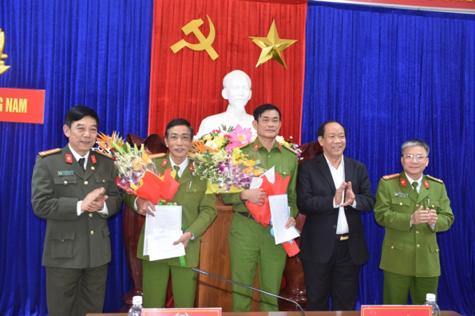 Chủ tịch UBND tỉnh Quảng Nam Đinh Văn Thu (&aacute;o đen) khen thưởng li&ecirc;n tiếp 2 chiến c&ocirc;ng của c&ocirc;ng an TP Tam Kỳ v&agrave; tỉnh Quảng Nam. Ảnh: CAQN.