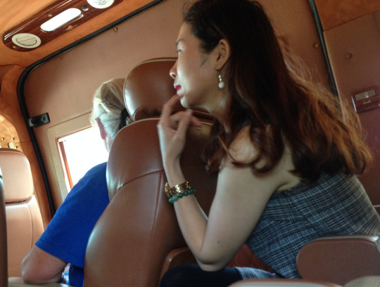 Chị Việt (b&igrave;a tr&aacute;i) v&agrave; vị kh&aacute;ch T&acirc;y tr&ecirc;n chuyến xe