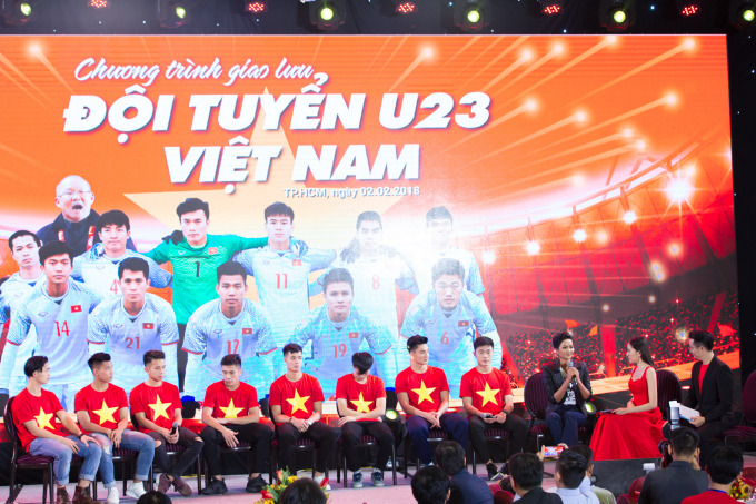 Hoa hậu H'hen Ni&ecirc; giao lưu c&ugrave;ng đội tuyển U23 Việt Nam