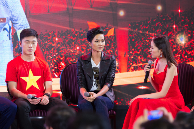 Hoa hậu H'hen Ni&ecirc; giao lưu c&ugrave;ng đội tuyển U23 Việt Nam