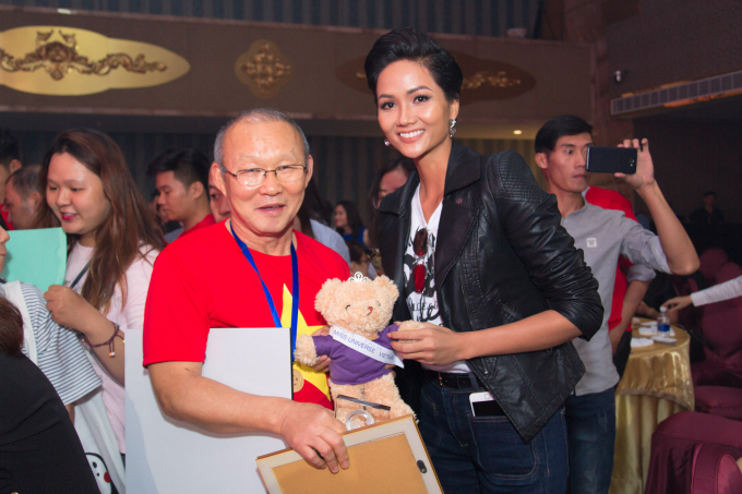 Hoa hậu H'hen Ni&ecirc; giao lưu c&ugrave;ng đội tuyển U23 Việt Nam