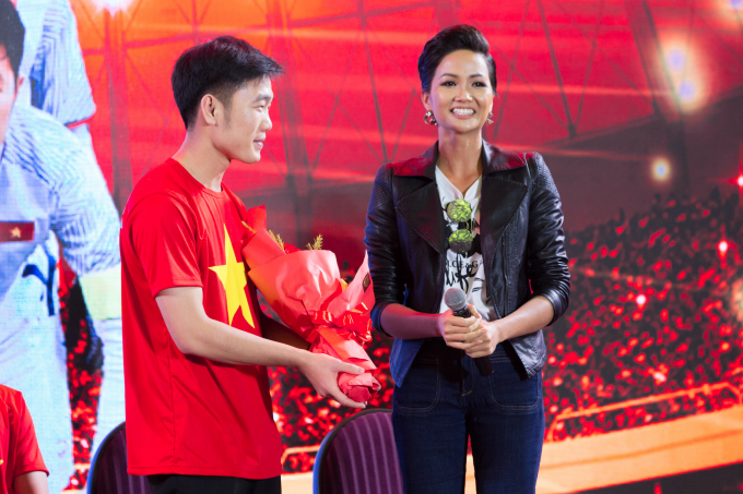 Hoa hậu H'hen Ni&ecirc; giao lưu c&ugrave;ng đội tuyển U23 Việt Nam
