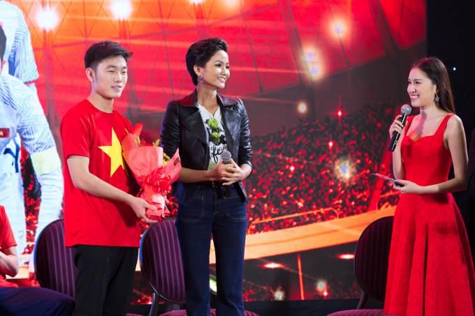Hoa hậu H'hen tặng hoa cho cầu thủ Xu&acirc;n Trường.