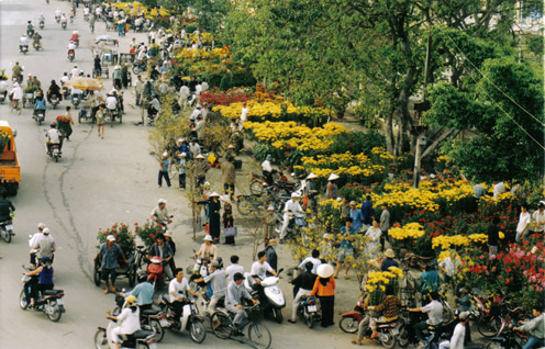 Th&aacute;p Chạp với những con người hối hả. (ảnh internet)