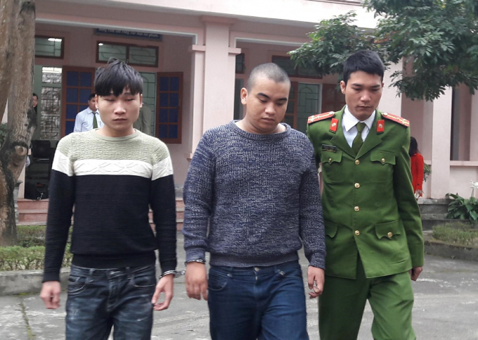 Hai đối tượng R&ocirc;n v&agrave; Ph&uacute;c tại cơ quan điều tra.