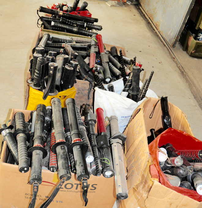 Tang vật trong một vụ t&agrave;ng trữ &ldquo;h&agrave;ng n&oacute;ng&rdquo;.