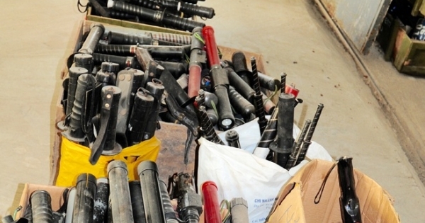 Cặp vợ chồng buôn “hàng nóng” qua facebook