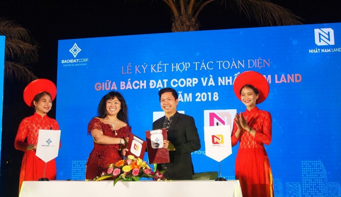 Gi&aacute;m đốc B&aacute;ch Đạt Corp Ho&agrave;ng Thị Kim Ch&acirc;u thực hiện lễ k&yacute; kết với Chủ tịch HĐQT Nhất Nam Land Nguyễn Đức T&acirc;m (phải).
