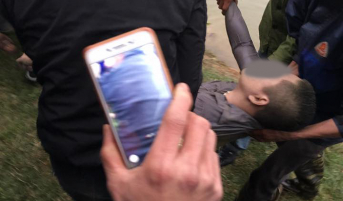 Thi thể một trong 4 nạn nh&acirc;n được vớt l&ecirc;n từ dưới hồ.