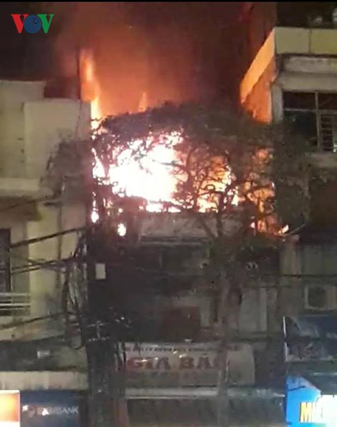 Cảnh đ&aacute;m ch&aacute;y tại số 85 H&agrave;ng Điếu (ảnh VOV).