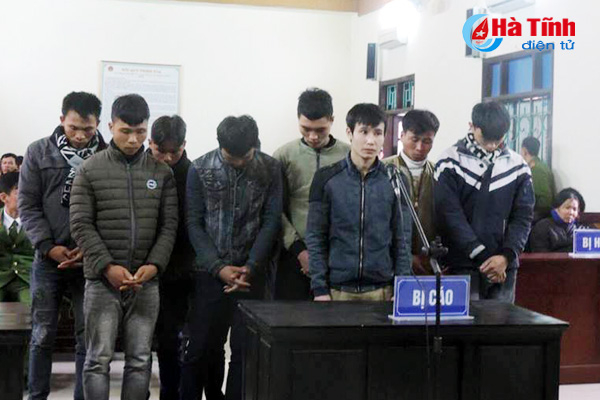 H&igrave;nh ảnh c&aacute;c bị c&aacute;o tại phi&ecirc;n t&ograve;a ng&agrave;y 31/1. (Ảnh: b&aacute;o H&agrave; Tĩnh)