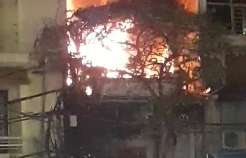 Hà Nội: Cháy lớn trong đêm, các hộ dân hoảng loạn tháo chạy