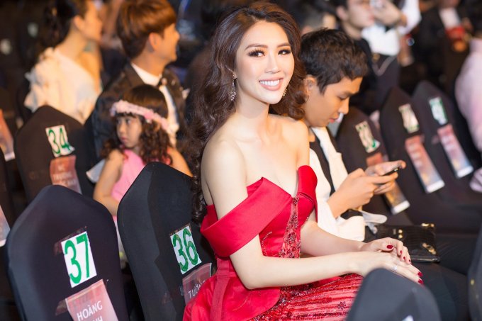 Chiếc v&aacute;y sử dụng 2 layer, ch&acirc;n v&aacute;y &ocirc;m su&ocirc;n nhẹ ph&iacute;a b&ecirc;n trong v&agrave; chiếc t&ugrave;ng lớn x&ograve;e ph&iacute;a ngo&agrave;i c&ugrave;ng chiếc c&uacute;p sử dụng kỹ thuật drapping được thể hiện tr&ecirc;n n&ecirc;n chất liệu taffta cao cấp được nhập khẩu trực tiếp từ nước ngo&agrave;i.&nbsp;