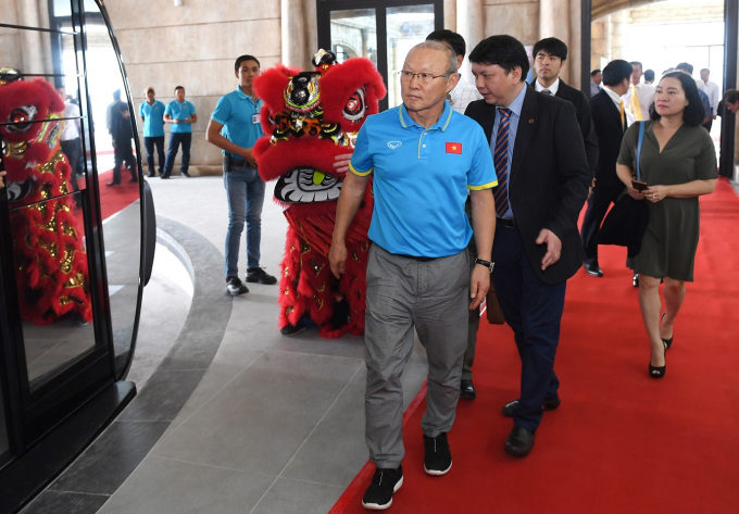 HLV Park tham dự sự kiện khai trương c&aacute;p treo H&ograve;n Thơm.