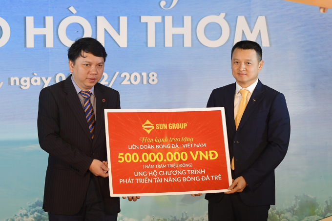 TGĐ Sun Group Đặng Minh Trường trao tặng 500 triệu đồng cho VFF.