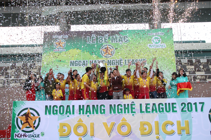 CLB Nghệ + đ&atilde; gi&agrave;nh được ng&ocirc;i vị v&ocirc; địch danh gi&aacute;.