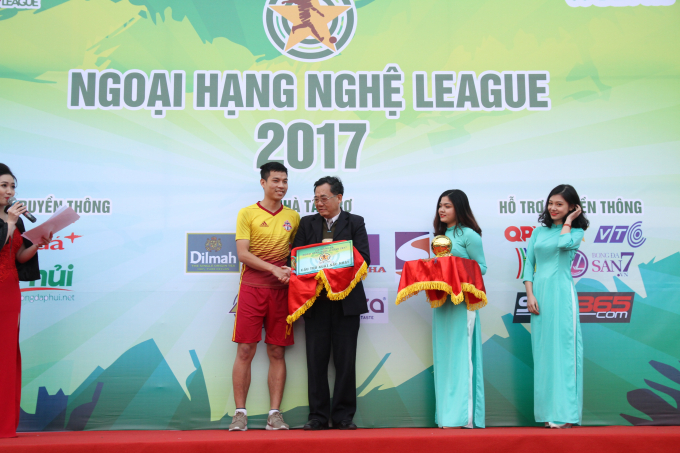 Giải thưởng c&aacute; nh&acirc;n được trao cho c&aacute;c cầu thủ từ c&aacute;c đội.