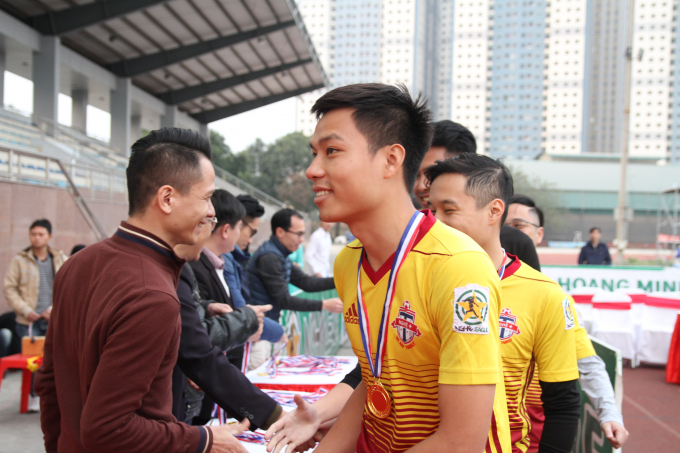 Qua 11 tuần tranh t&agrave;i với c&aacute;c trận đấu nảy lửa, những gi&acirc;y ph&uacute;t thăng hoa, những cảm x&uacute;c kh&oacute; qu&ecirc;n đ&atilde; kh&eacute;p lại m&ugrave;a giải. D&ugrave; c&oacute; thắng, c&oacute; thua, nhưng cả 12 đội b&oacute;ng tham dự giải lần n&agrave;y đều để lại nhiều ấn tượng tốt đẹp, cả về cảm x&uacute;c tr&ecirc;n s&acirc;n cỏ lẫn những th&ocirc;ng điệp cuộc sống &yacute; nghĩa, gi&agrave;u t&iacute;nh nh&acirc;n văn.&nbsp;