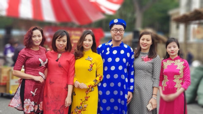 Chị Trịnh Mai Linh(&aacute;o v&agrave;ng) Trưởng nh&oacute;m Đồng Thiện T&acirc;m v&agrave; c&aacute;c th&agrave;nh vi&ecirc;n BTC