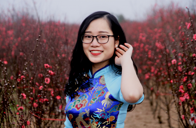 C&aacute;c bạn trẻ khi đến với vườn đ&agrave;o đều chuẩn bị cho m&igrave;nh chiếc &aacute;o d&agrave;i thướt tha, khoe sắc c&ugrave;ng những c&aacute;nh hoa đ&agrave;o.