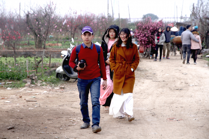 &nbsp;Đến vườn đ&agrave;o Nhật T&acirc;n v&agrave;o dịp cuối tuần, nhiều bạn c&ograve;n chuẩn bị