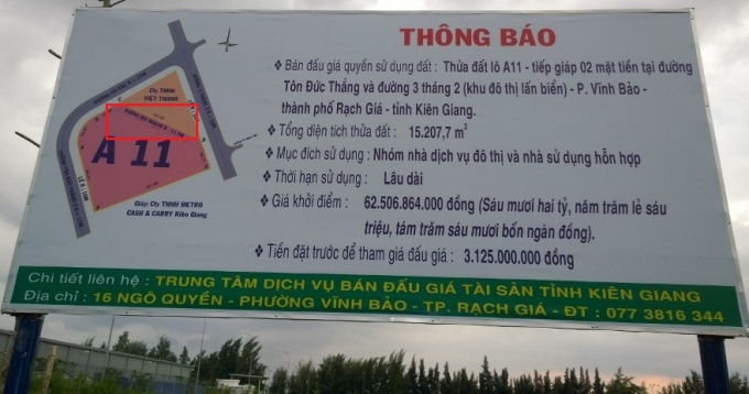 Bảng Th&ocirc;ng b&aacute;o b&aacute;n đấu gi&aacute; l&ocirc; đất A11 được đặt tại khu đất để c&ocirc;ng bố rộng r&atilde;i cho người d&acirc;n biết vẫn thể hiện đường A1 quy hoạch 11,5m.