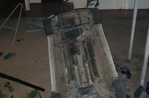 Lâm Đồng: Tránh 2 cháu nhỏ qua đường, chiếc ôtô nằm "phơi bụng" ở sân nhà dân