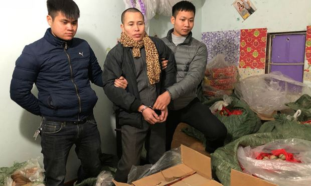 C&ocirc;ng an TX Đ&ocirc;ng Triều kh&aacute;m, thu giữ 248,5kg ph&aacute;o nổ tại nơi ở của đối tượng Nguyễn Văn Phong. (Ảnh: B&aacute;o Quảng Ninh)