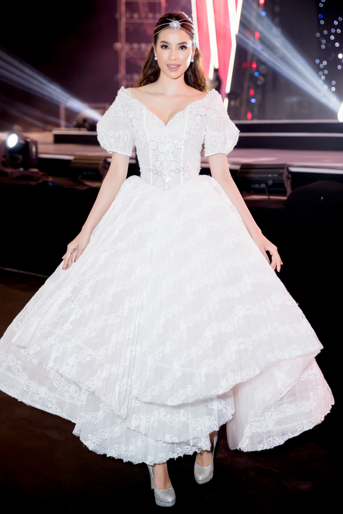 Hai n&agrave;ng Hoa hậu Ho&agrave;n vũ lần đầu hội ngộ tr&ecirc;n c&ugrave;ng s&acirc;n khấu