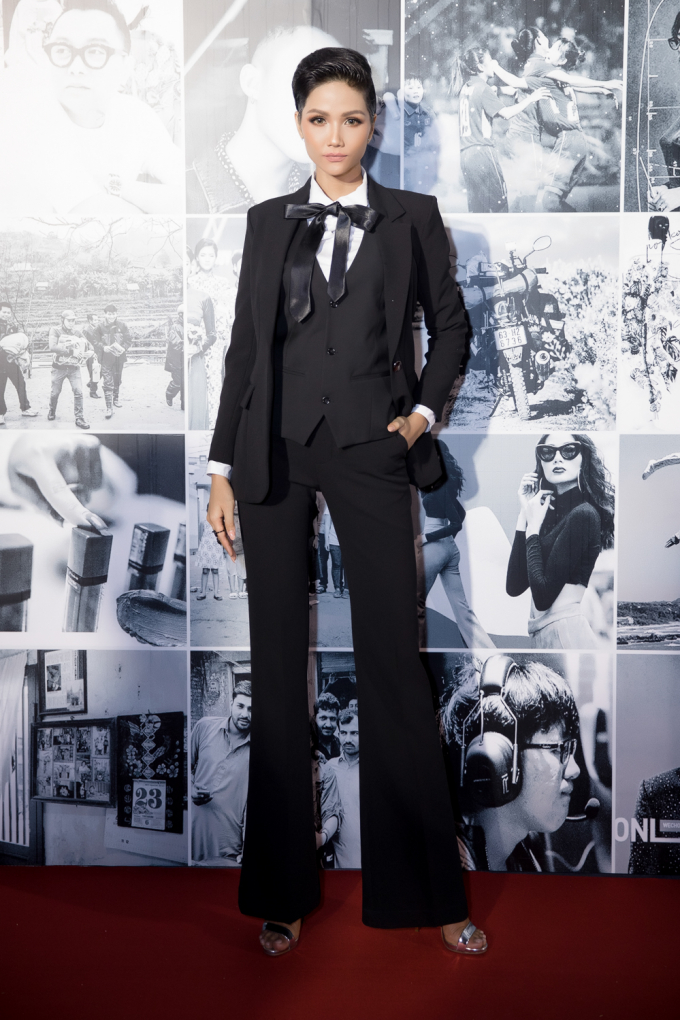 Hai n&agrave;ng Hoa hậu Ho&agrave;n vũ lần đầu hội ngộ tr&ecirc;n c&ugrave;ng s&acirc;n khấu