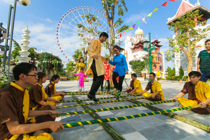 Du kh&aacute;ch c&ograve;n ho&agrave;&nbsp;v&agrave;o &acirc;m nhạc rộn r&atilde; của c&aacute;c chương tr&igrave;nh biểu diễn xiếc, m&uacute;a l&acirc;n, trống hội&hellip;