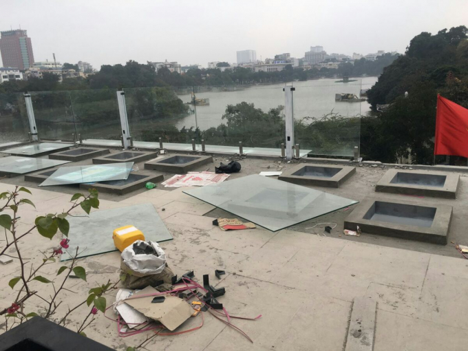 Ph&iacute;a tr&ecirc;n s&acirc;n thượng của t&ograve;a nh&agrave; hiện đang được sửa sang, cơi nới để kinh doanh qu&aacute;n c&agrave; ph&ecirc;?