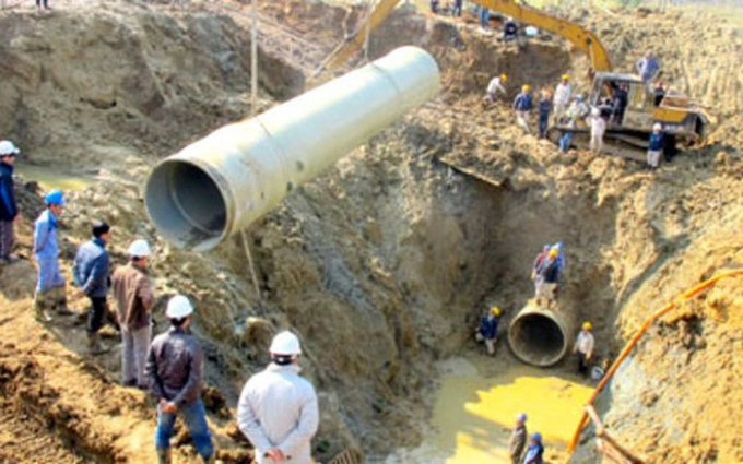 Đường ống nước sạch S&ocirc;ng Đ&agrave; về H&agrave; Nội nhiều lần vỡ g&acirc;y bức x&uacute;c cho người d&acirc;n. (Ảnh: VTV)