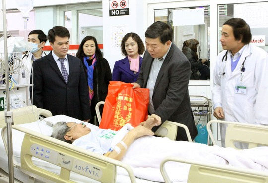 Tết 2018, l&atilde;nh đạo Bệnh viện Bạch Mai tiếp tục duy tr&igrave; hoạt động thăm hỏi người bệnh ăn Tết tại bệnh viện