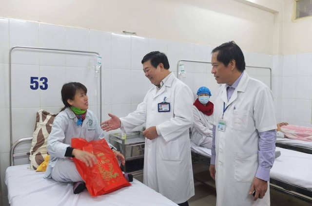 Người bệnh cảm thấy ấm l&ograve;ng khi phải ăn Tết ở bệnh viện