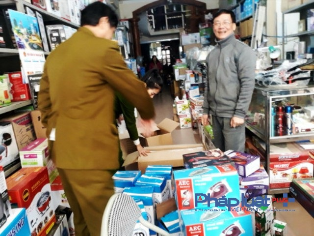 Nhiều mặt h&agrave;ng kh&ocirc;ng c&oacute; h&oacute;a đơn chứng từ, nguồn gốc bị thu giữ (Ảnh: ĐT)