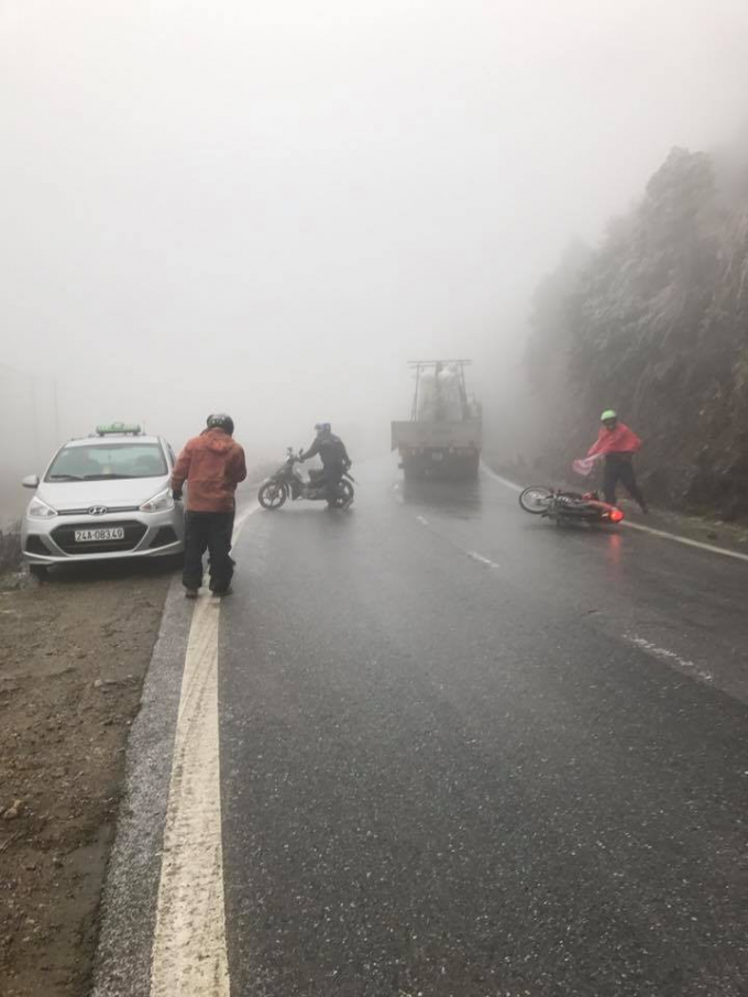 Ngay cả &ocirc; t&ocirc; cũng kh&ocirc;ng thể di chuyển do đường qu&aacute; trơn. Ảnh: Group Otofun