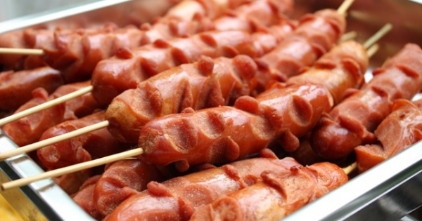 Xúc xích bẩn được xuất ra thị trường suốt thời gian dài, cơ quan chức năng nói gì?