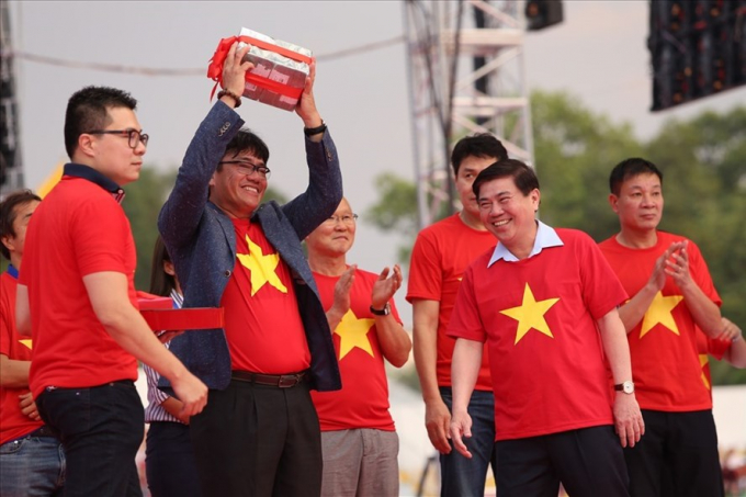 Trưởng đo&agrave;n Dương Vũ L&acirc;m thay mặt ĐT U23 Việt Nam nhận số tiền thưởng 2 tỉ đồng từ UBND TPHCM tại buổi giao lưu h&ocirc;m 4.2. Ảnh: Trường Sơn