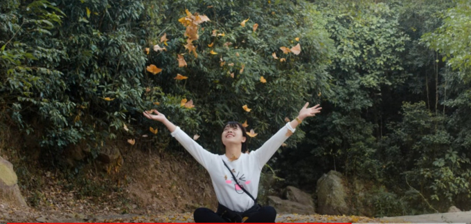 C&aacute;c bạn trẻ th&iacute;ch th&uacute; khi chụp ảnh dưới rừng phong&nbsp;