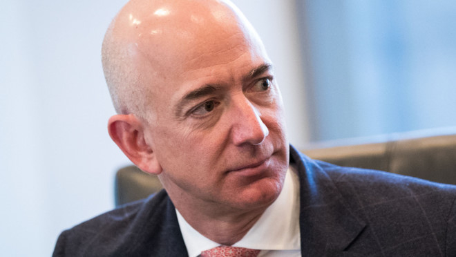 T&agrave;i sản sụt giảm nhưng &ocirc;ng chủ Amazon vẫn l&agrave; người gi&agrave;u nhất thế giới.