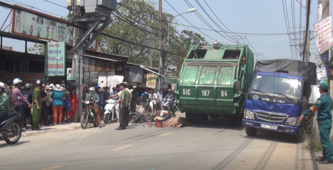 Lực lượng chức năng c&oacute; mặt giải quyết vụ việc