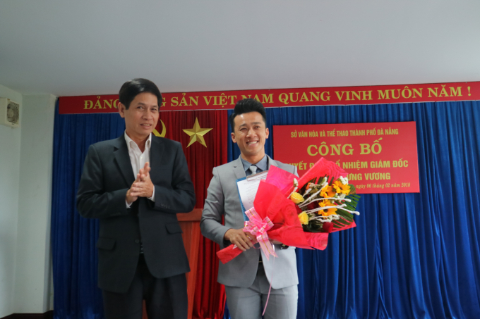 Gi&aacute;m đốc Sở Văn h&oacute;a &ndash; Thể thao th&agrave;nh phố Huỳnh Văn H&ugrave;ng (tr&aacute;i)&nbsp;trao quyết định&nbsp;cho ca sĩ Quang H&agrave;o.